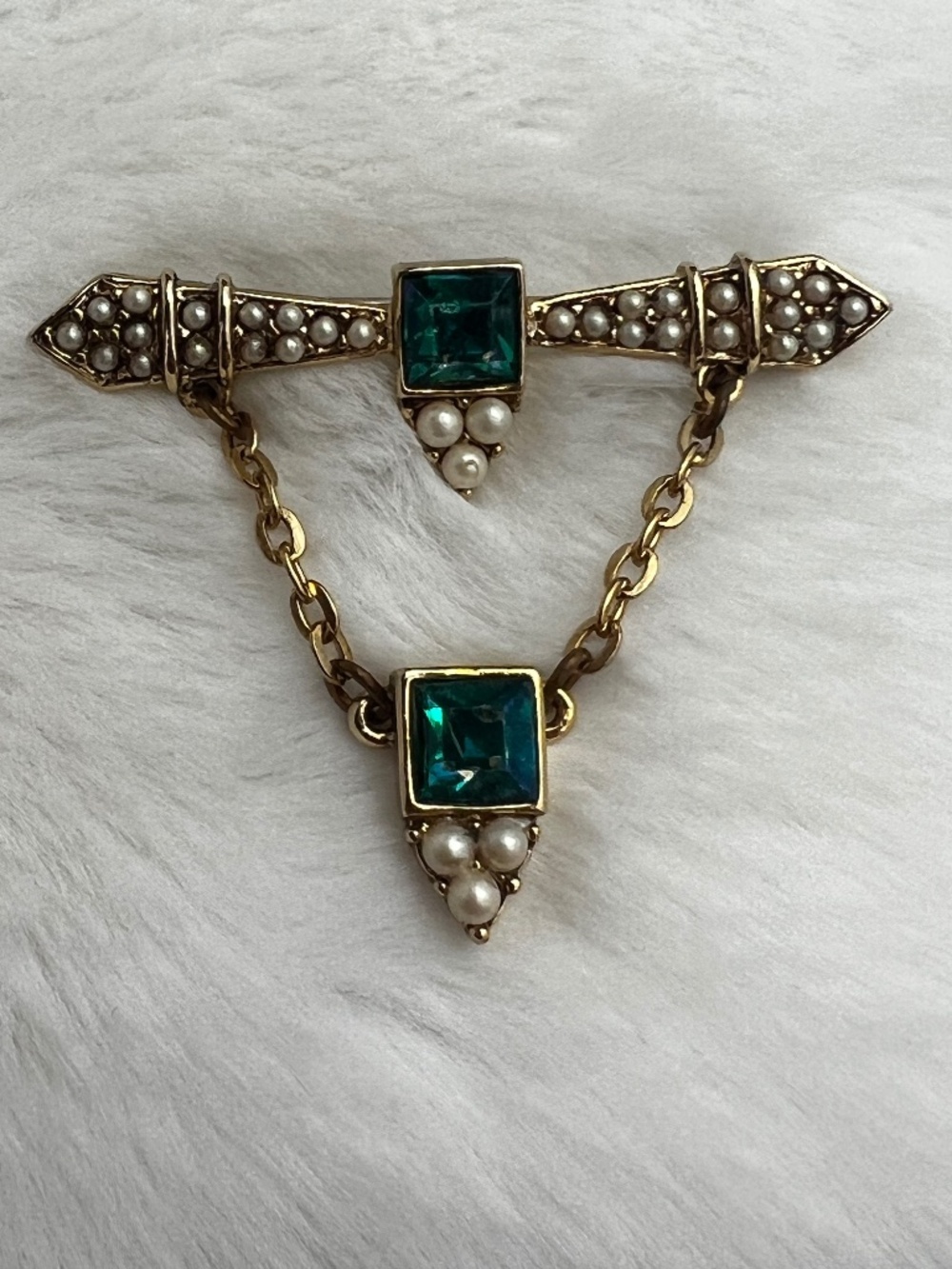 Vintage Art Deco Emerald Green Rhinestone Faux Pearl Chain Drop Bar Brooch